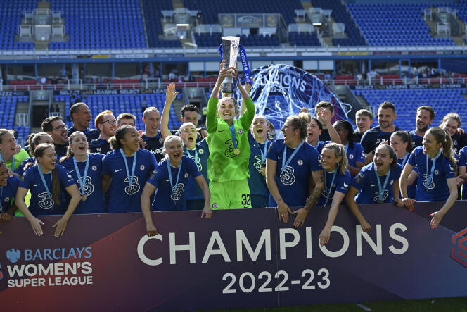 La capitaine et gardienne de l’équipe de Chelsea, Emily Orman, soulève le trophée de champion d’Angleterre aux côtés de ses coéquipières, le 27 mai 2023 à Londres.