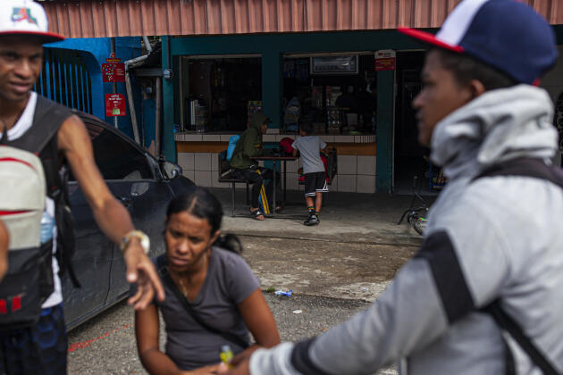 Une famille de migrants vénézuéliens qui viennent de franchir la frontière entre le Honduras et le Guatemala, à Aguas Calientes (Honduras), attend un véhicule pour les emmener à Esquipulas (Guatemala), afin de poursuivre leur voyage vers les Etats-Unis, le 21 juin 2023.