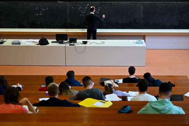 Des étudiants de l’Université de Rennes-1, en cours de physique, à Rennes, le 4 janvier 2021.