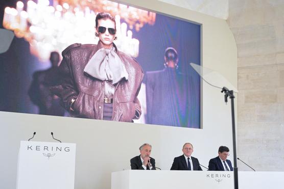 El legal del grupo de lujo francés Kering, Eric Sandrin, el CEO, François-Henri Pinault, y el gerente general, Jean-François Palus, durante la asamblea general anual de accionistas de la compañía, en París, el 27 de abril de 2023.
