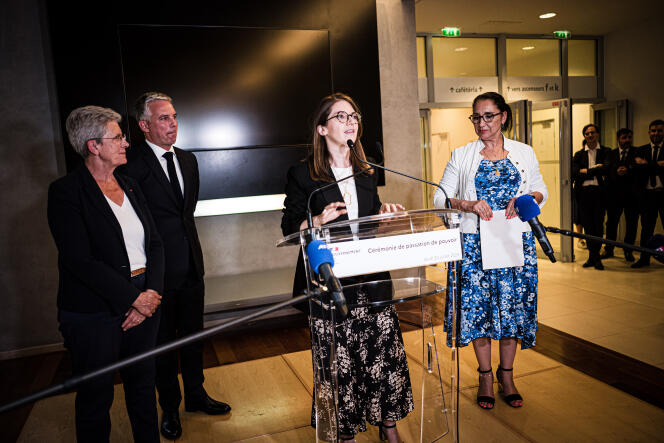 Aurore Bergé, ministre des solidarités et des familles (au centre) et Fadila Khattabi, ministre des personnes handicapées (à droite), entourées de leurs prédécesseurs, Geneviève Darrieussecq (à gauche) et Jean-Christophe Combe, lors de la passation des pouvoirs, à Paris, le 20 juillet 2023.