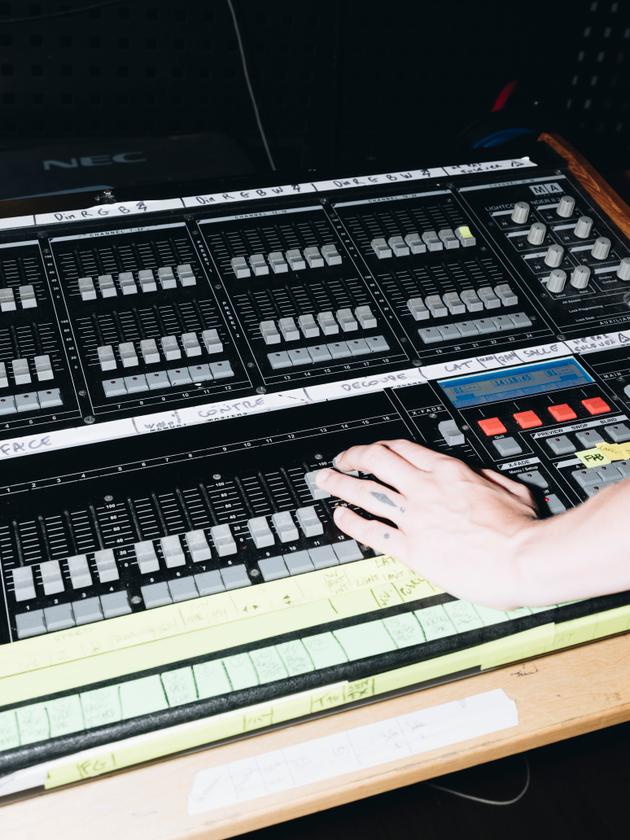 Alexia Alexi et sa console lumière, au Pan Piper, à Paris, le 23 juin 2023.