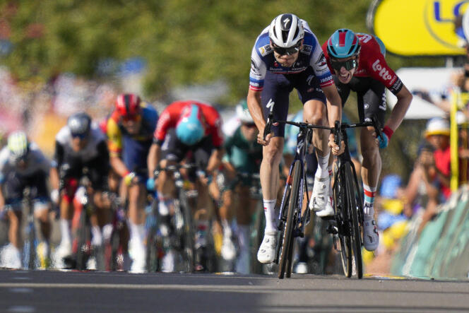 Kasper Asgreen (Soudal - Quick-Step) precede a Pascal Eenkhoorn (Lotto-Dstny) en la línea de meta en Bourg-en-Bresse, durante la Etapa 18 del Tour de Francia, el 20 de julio de 2023. 