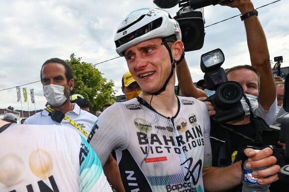 Matej Mohoric très ému après sa victoire lors de la 19e étape du Tour de France à Poligny, le 21 juillet 2023.