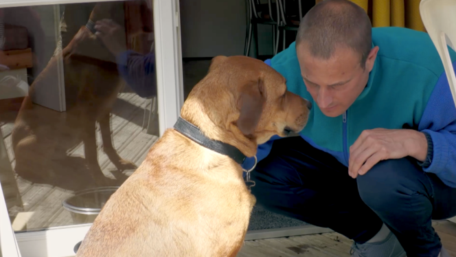 Cristopher y su perra Ruby, en el documental “Como un perro en una jaula”, de Jérôme Sesquin.
