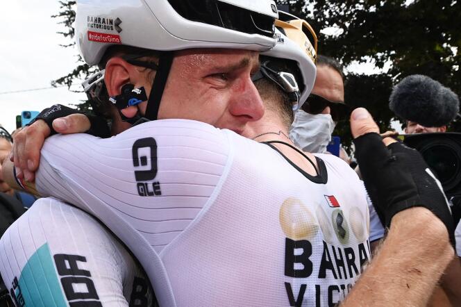 Matej Mohoric llora tras su victoria en la 19ª etapa del Tour de Francia en Poligny el 21 de julio.