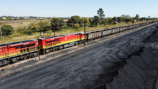 Un convoi de charbon à Bronkhorstspruit, en Afrique du Sud, en avril 2022.