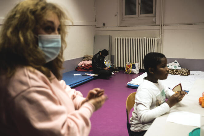 Le collectif Jamais sans toit s’est mobilisé afin d’ouvrir à deux familles le gymnase de l’école Mazenod, à Lyon, le 6 décembre 2021.