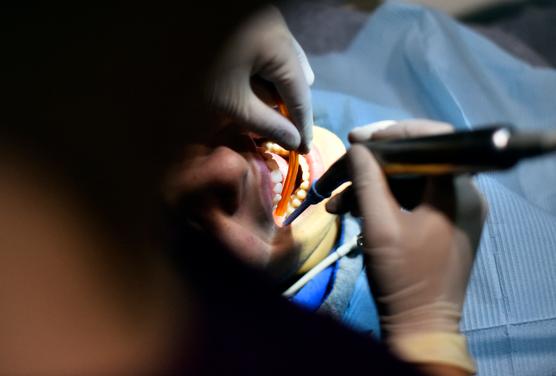 Un adolescente recibe tratamiento dental el 4 de diciembre de 2015 en París.
