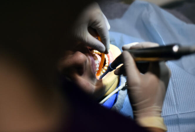  Un adolescent reçoit un traitement dentaire, le 4 décembre 2015, à Paris.