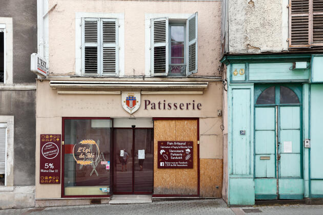 Une boulangerie-pâtisserie fermée à Vaucouleurs (Meuse), le 27 juin 2023.