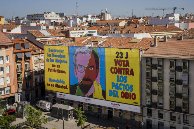 Une banderole exhortant les gens à voter contre la possible alliance entre le Parti populaire (PP, droite) et Vox, à Madrid, le 15 juillet 2023.