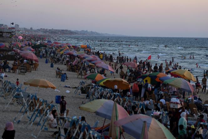 Des Palestiniens profitent d'une journée à la plage sur la mer Méditerranée lors d'une vague de chaleur dans la ville de Gaza, le vendredi 21 juillet 2023. 