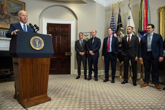 Le président américain, Joe Biden en compagnie de plusieurs dirigeants d’entreprises liées au secteur de l’intelligence artificielle, à la Maison Blanche, le 21 juillet 2023.
