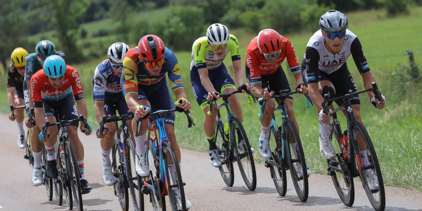 Alaphilippe en Barguil in een groep van een dertigtal renners vooraan