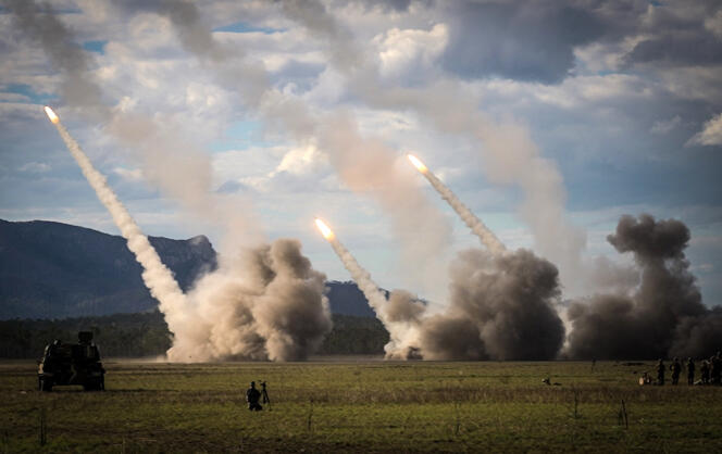 Un missile est lancé à partir d’un système Himars de l’armée américaine lors d’exercices militaires conjoints avec l’armée australienne sur un champ de tir dans le nord de l’Australie, à Shoalwater Bay, le 22 juillet 2023.