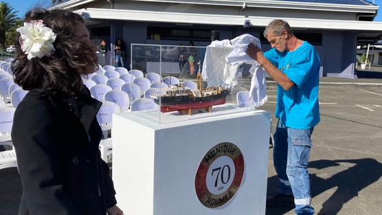 Durante los preparativos de la ceremonia de homenaje a los 126 muertos del hundimiento de