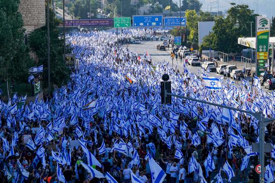 Miles de israelíes marchan hacia Jerusalén para protestar contra la reforma del sistema judicial, en Jerusalén, el sábado 22 de julio de 2023.