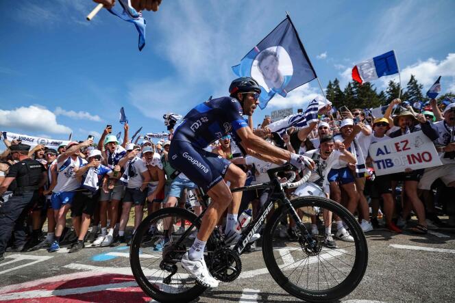 Thibaut Pinot traverse le virage où se sont installés plusieurs centaines de ses supporteurs, lors de la 20e étape du Tour de France entre Belfort et la station du Markstein, le 22 juillet 2023. 