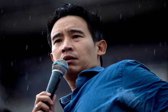 El líder del partido Move Forward y antiguo candidato al puesto de primer ministro, Pita Limjaroenrat, se dirige a la multitud en una reunión en la playa de Jomtien, en Pattaya, el 22 de julio de 2023.