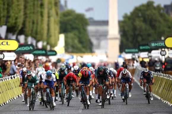 Le coureur belge de hansgrohe, Jordi Meeus (3e à droite) sprinte vers la ligne d’arrivée pour remporter la 21e et dernière étape de la 110e édition du Tour de France cycliste, à Paris, le 23 juillet 2023.