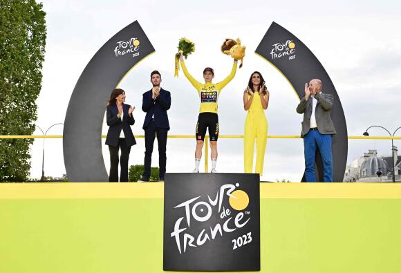Le coureur danois de Jumbo-Visma, Jonas Vingaard, célèbre sur le podium avec le maillot jaune de leader du classement général après avoir remporté la 21e et dernière étape de la 110e édition du Tour de France cycliste, 115 km entre Saint-Quentin-en-Yvelines et les Champs-Elysées à Paris, le 23 juillet 2023.