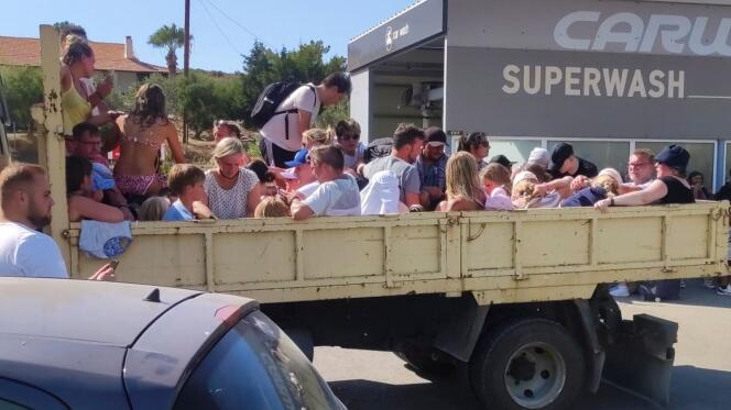 Evacuation de touristes sur l’île de Rhodes, en Grèce, le 22 juillet.