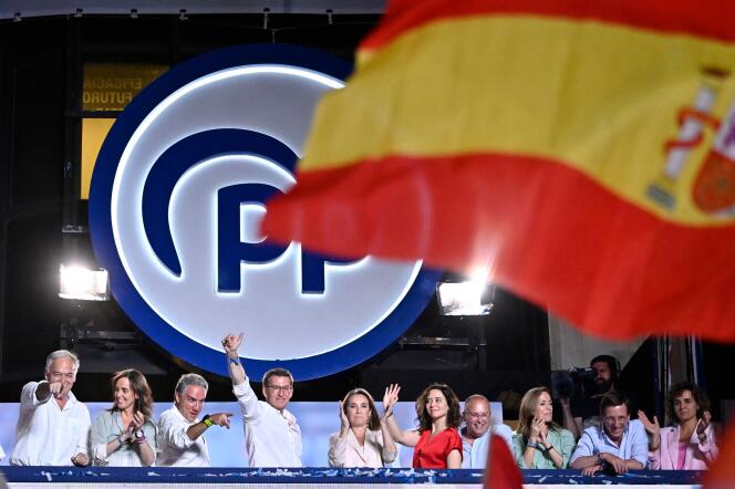 Le leader du Parti populaire, Alberto Nunez Feijoo, bras levé, au balcon du parti conservateur, le 23 juillet, à Madrid.