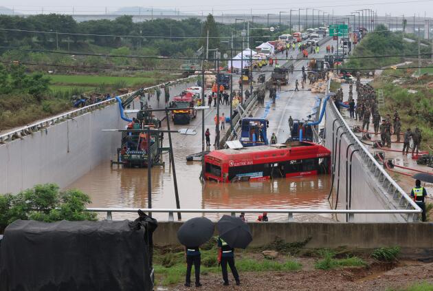 Des secouristes sud-coréens recherchent des personnes disparues dans un tunnel souterrain où une quinzaine de voitures ont été piégées par de fortes pluies à Cheongju le 16 juillet 2023.
