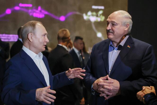Le président russe, Vladimir Poutine (à gauche), et le président biélorusse, Alexandre Loukachenko, visitent le musée de la gloire navale à Kronstadt, sur l’île de Kotlin, près de Saint-Pétersbourg, en Russie, le 23 juillet 2023.