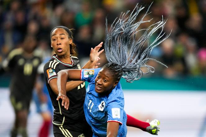 La francesa Kadidiatou Diani en el duelo con la jamaicana Tiernny Wiltshire en Sydney, 23 de julio de 2023.
