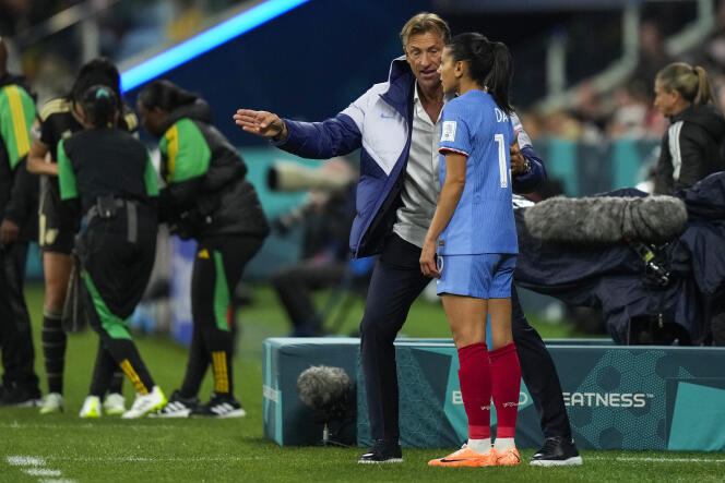 Hervé Renard and French player Kenza Dali, during the World Cup match between France and Jamaica, on July 23, 2023, in Sydney (Australia).