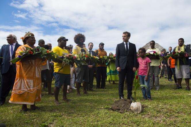 Emmanuel Macron et des membres de la famille des dix-neuf Kanak tués en 1988 à Ouvéa (Nouvelle-Calédonie), le 5 mai 2018.