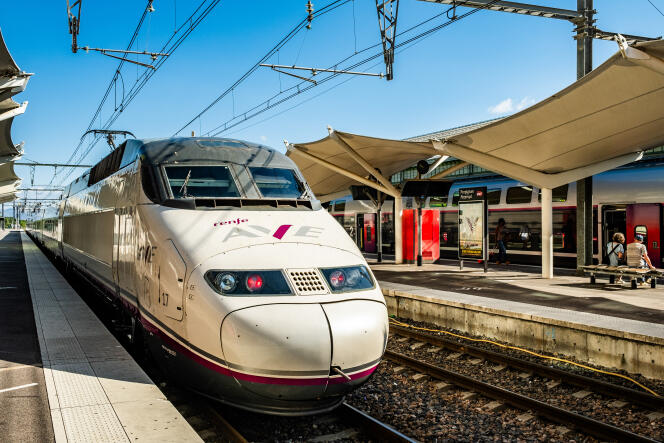 Le train AVE Renfe, de la société de transport ferroviaire espagnole, en gare de Perpignan, le 13 juillet 2023. 