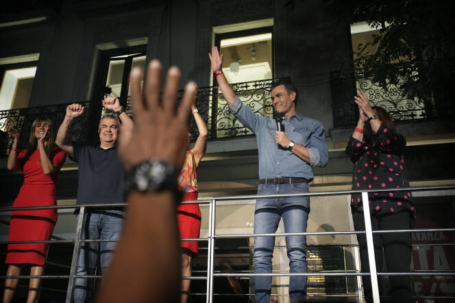 Pedro Sanchez, devant ses partisans, au siège électoral du Parti socialiste, le 23 juillet, à Madrid.