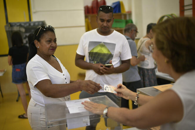Kiezers in een stembureau in Pamplona (Navarra), Spanje, 23 juli 2023.