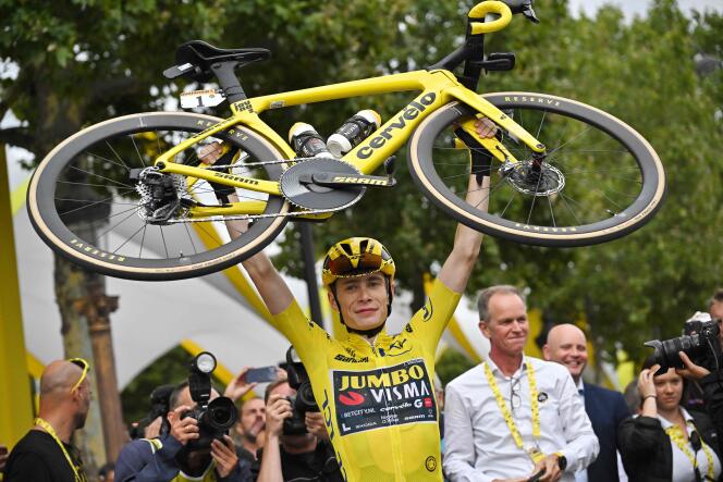 Jonas Vingaard celebra su segunda victoria en la clasificación general del Tour de Francia, al final de la 21ª etapa, en los Campos Elíseos de París, el 23 de julio de 2023.