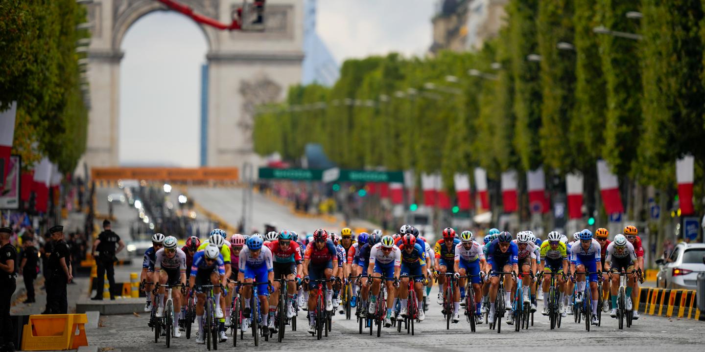 Peleton toczy się po Polach Elizejskich, bądźcie czujni na finał