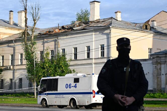 La police sécurise une zone à l’extérieur d’un bâtiment non résidentiel endommagé sur la perspective Komsomolski après une attaque de drone signalée à Moscou, le 24 juillet 2023.