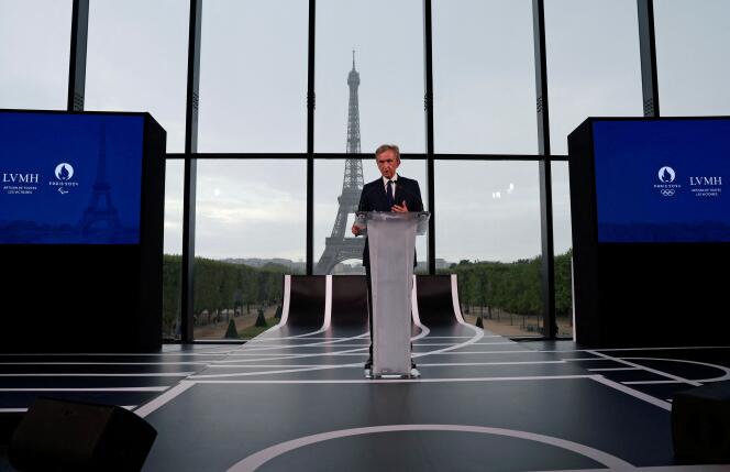Bernard Arnault lors de la conférence de presse pour annoncer un accord de parrainage de LVMH pour les Jeux olympiques de Paris 2024, au Grand Palais éphémère, à Paris, le 24 juillet 2023.