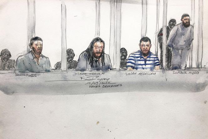 Ce croquis d'audience montre les accusés Sofiane Ayari (R), Salah Abdeslam (2e R), Oussama Krayem (2e L) et Mohamed Abrini (L) lors de l'audience préliminaire du procès des attentats djihadistes de mars 2016, à Bruxelles, le 12 septembre 2022. 
