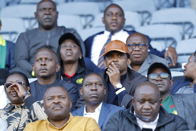 El presidente de fecafoot, Samuel Eto'o (en el centro, con la gorra), durante un partido en Soweto, Sudáfrica, el 28 de marzo de 2023.