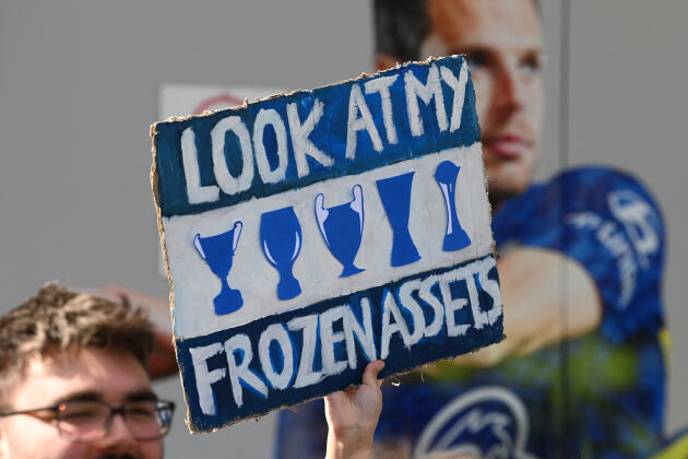 Des supporteurs de Chelsea brandissent une pancarte contre les sanctions visant Roman Abramovitch, à Stamford Bridge, à Londres, le 2 avril 2022.