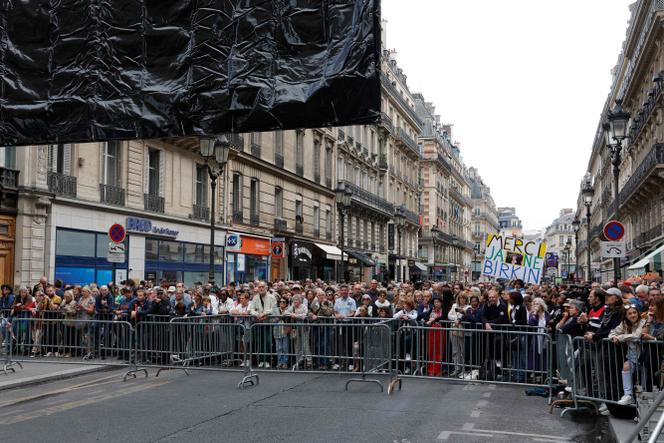 Des fans se rassemblent pour assister à la cérémonie funéraire de la chanteuse et actrice franco-britannique Jane Birkin près de l’église Saint-Roch à Paris, le 24 juillet 2023. 