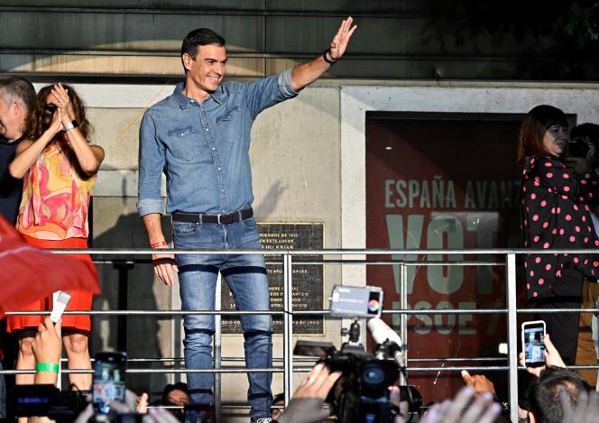 Pedro Sanchez, premier ministre espagnol sortant et candidat du Parti socialiste (PSOE), salue ses partisans après les législatives, à Madrid, le 23 juillet 2023.