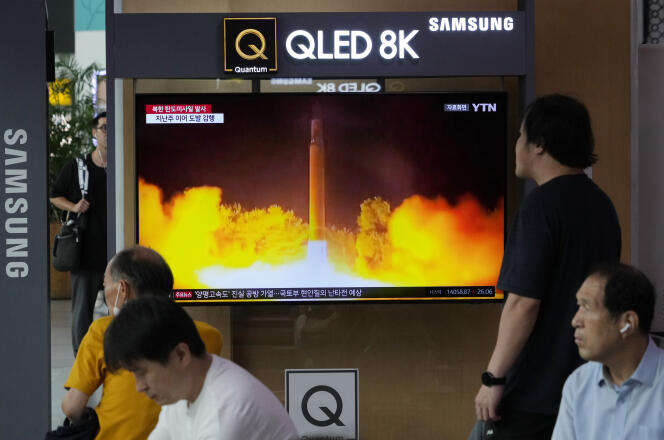 Des Sud-Coréens sobre las imágenes del lanzamiento de un misil North-Coréen à la televisión, dans la gare de Séoul, el 25 de julio de 2023.