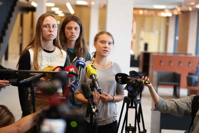 La militante suédoise pour le climat Greta Thunberg s’exprime lors d’une conférence de presse au tribunal de Malmö, en Suède, le 24 juillet 2023.