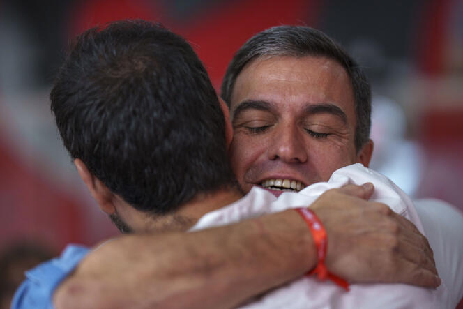 Le chef du Parti socialiste et actuel premier ministre, Pedro Sanchez, étreint un membre du parti lors d’une réunion du comité exécutif à Madrid, en Espagne, le lundi 24 juillet 2023.