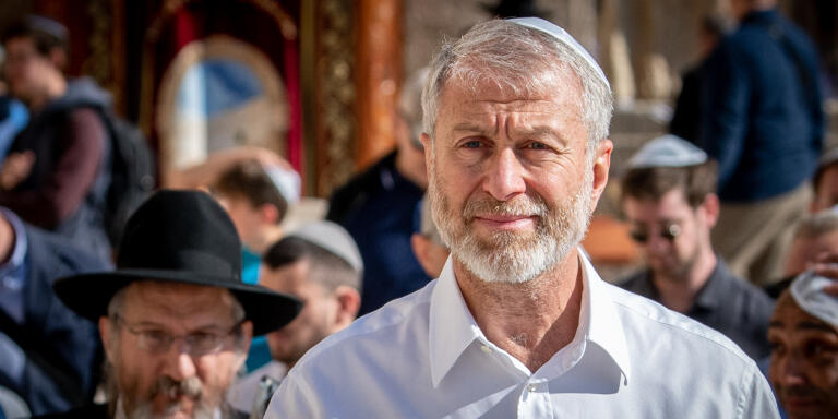 Roman Abramovich arrive pour une prière dans le cadre de la Bar Mitzvah de son fils, au Mur des lamentations, dans la Vieille Ville de Jérusalem, le 20 décembre 2022.