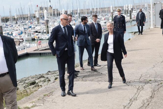 La première ministre, Elisabeth Borne, en déplacement au Havre en présence de son prédecesseur et maire de la ville, Edouard Philippe, le 25 juillet 2023.